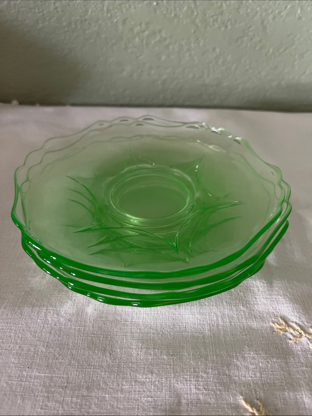 4 Vintage Cambridge Uranium Glass Plates – Glow Green under UV